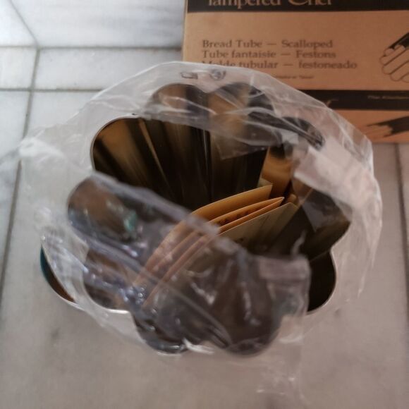 Pampered Chef Scalloped Bread Metal Tub with 2 lids #1565 - Picture 4 of 5